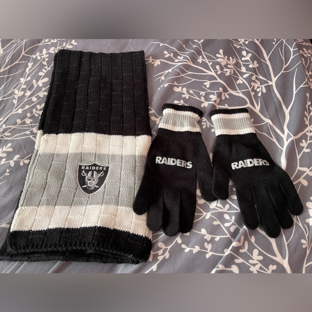 Raiders scarf and gloves